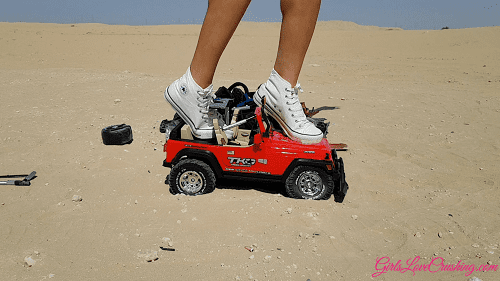 Anastasija 28 - Crushing expensive Jeep